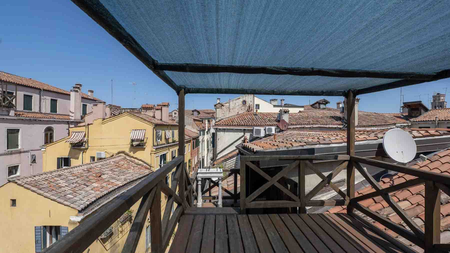 Apartment with Private Roof Terrace and Canal View in a Historic Palace