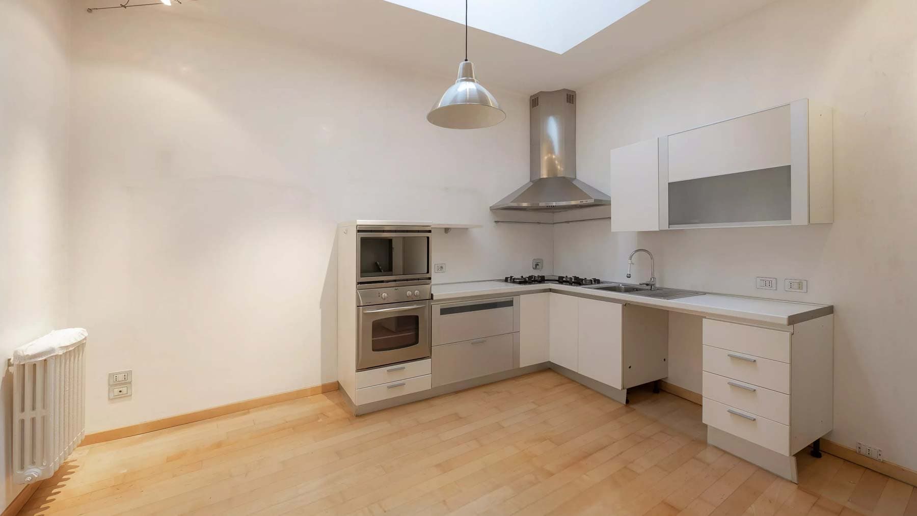 Apartment with Private Roof Terrace and Canal View in a Historic Palace