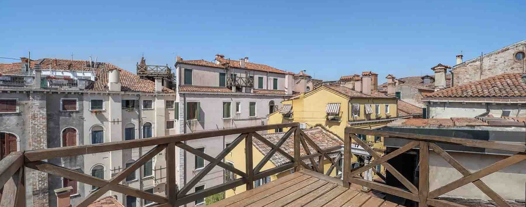 Apartment with Private Roof Terrace and Canal View in a Historic Palace