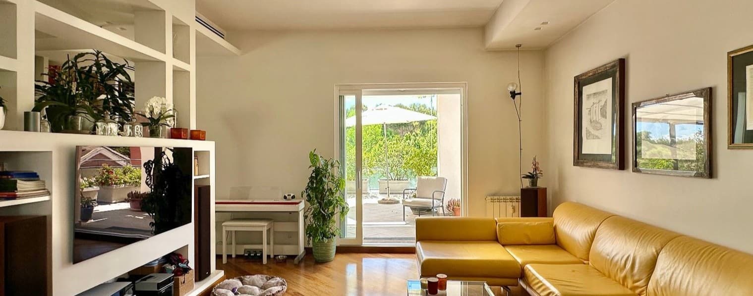 Attico ristrutturato con terrazza panoramica a Roma