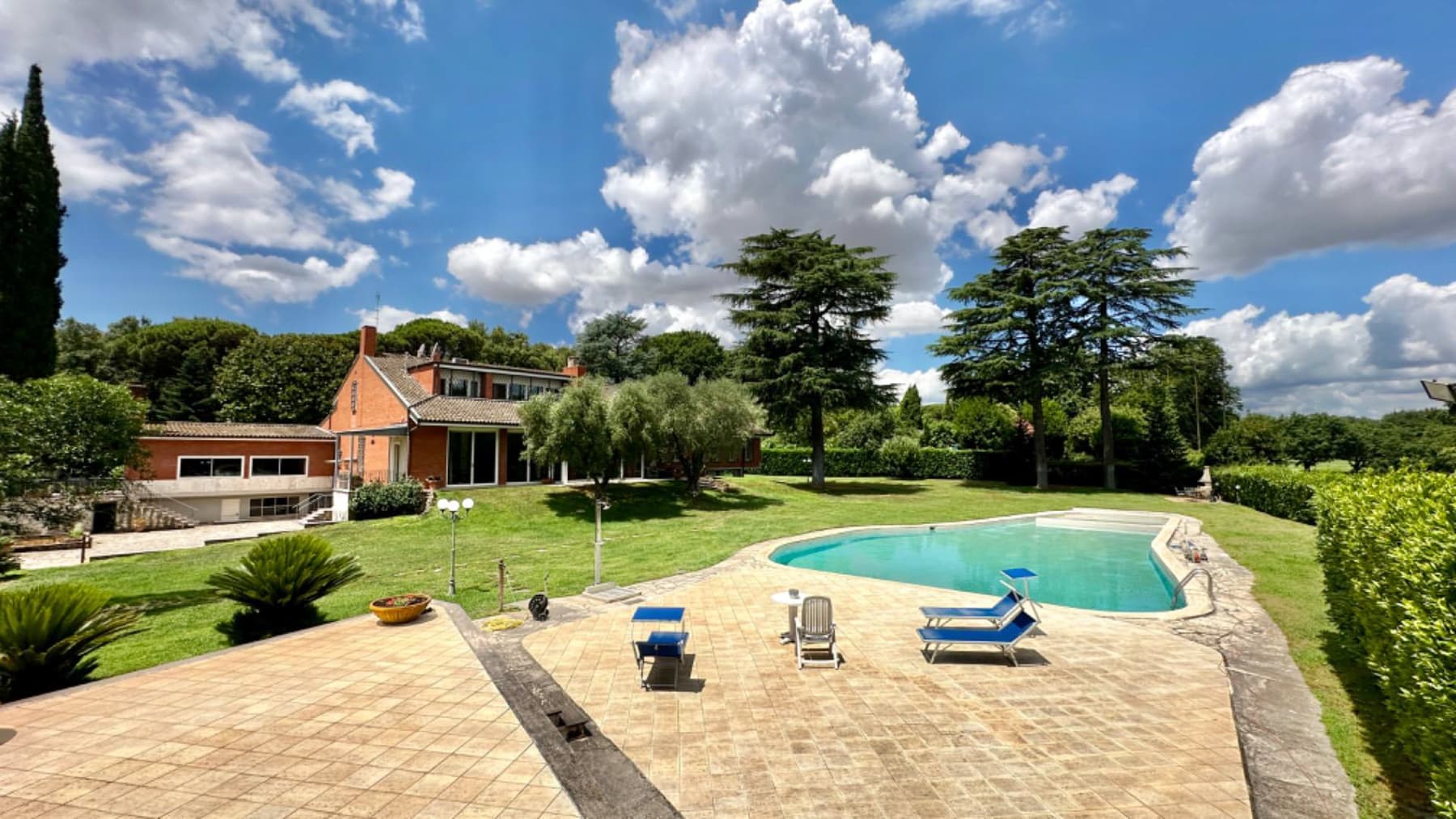 Villa esclusiva con piscina nel cuore di Roma Olgiata