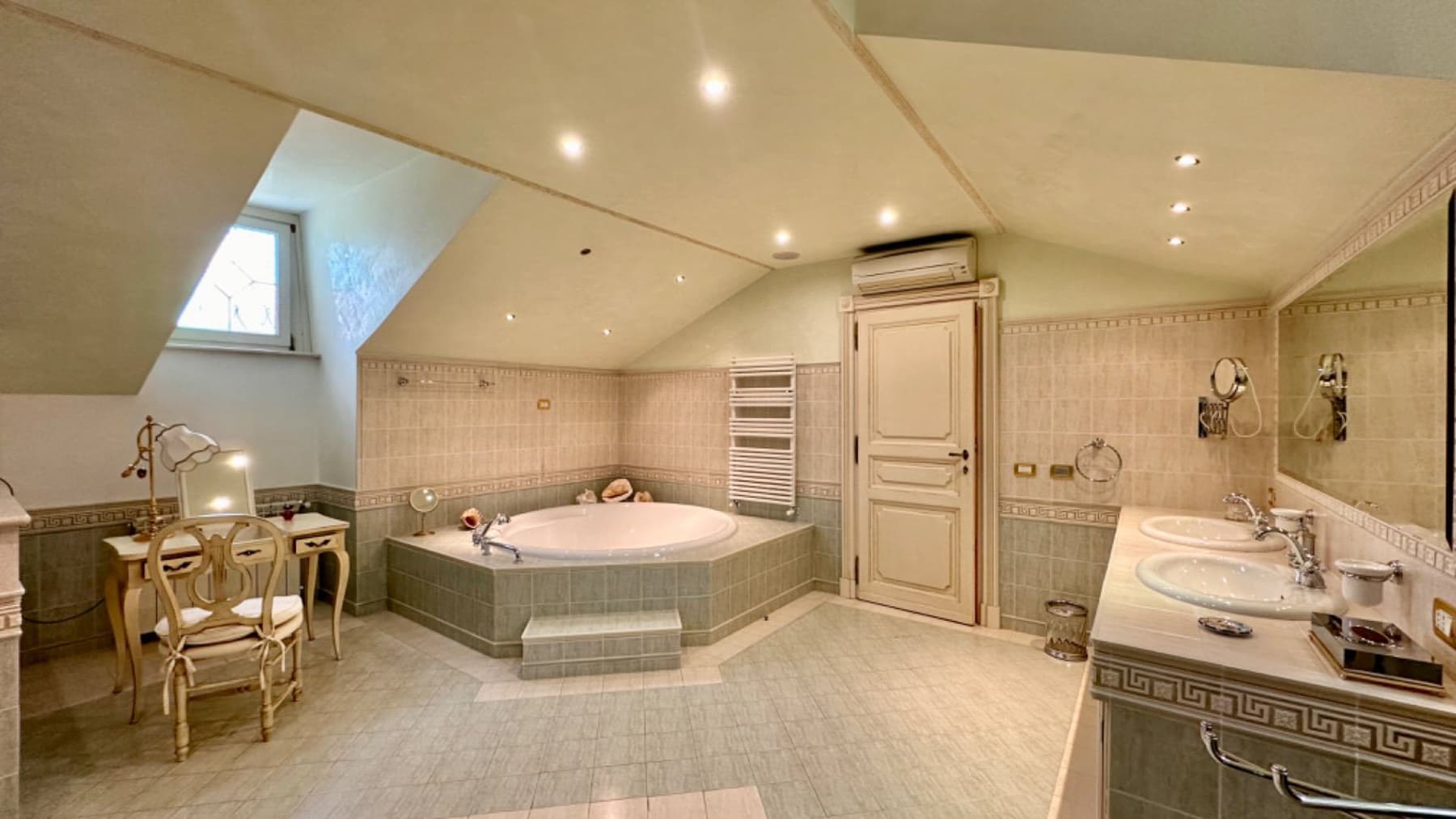 Villa esclusiva con piscina nel cuore di Roma Olgiata
