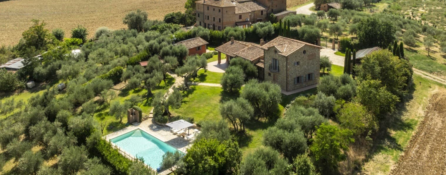 Casale con piscina nel verde di Castiglione del Lago