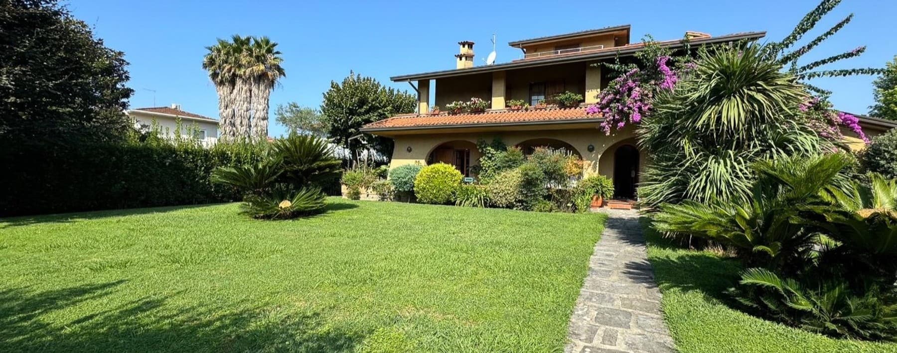Elegant Villa in Prestigious Forte dei Marmi, Tuscany
