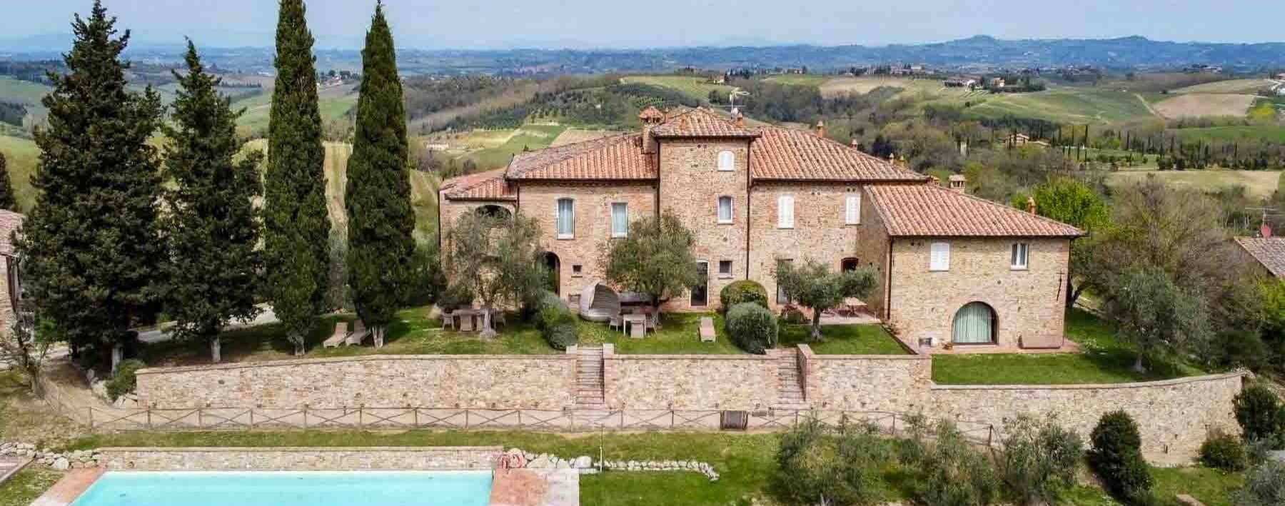 Terratetto con vista sulle torri a San Gimignano, Toscana