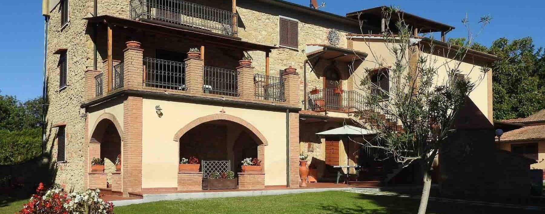 Colonica con vista mare nelle colline toscane di Cecina