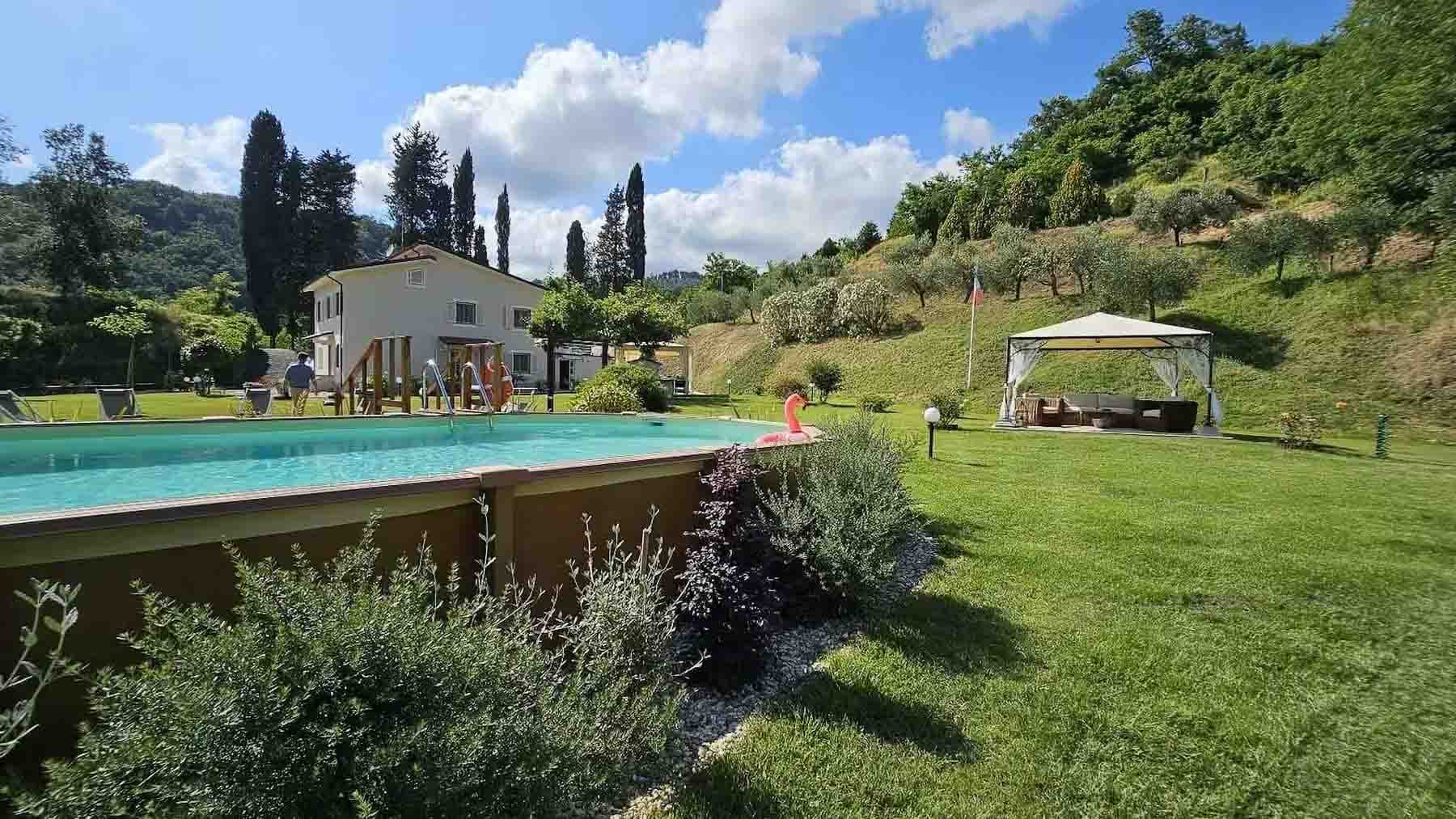 Villa con piscina a Camaiore, tra le colline toscane