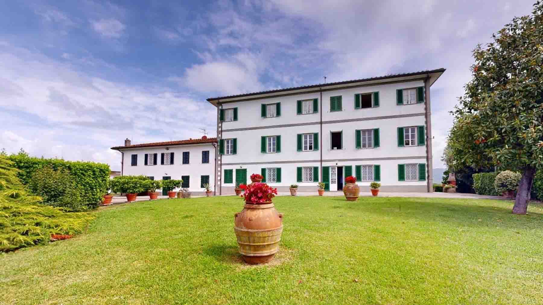 Villa storica con vista colline a Capannori, Toscana