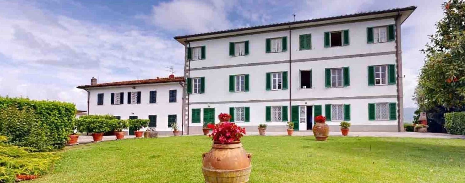 Villa storica con vista colline a Capannori, Toscana