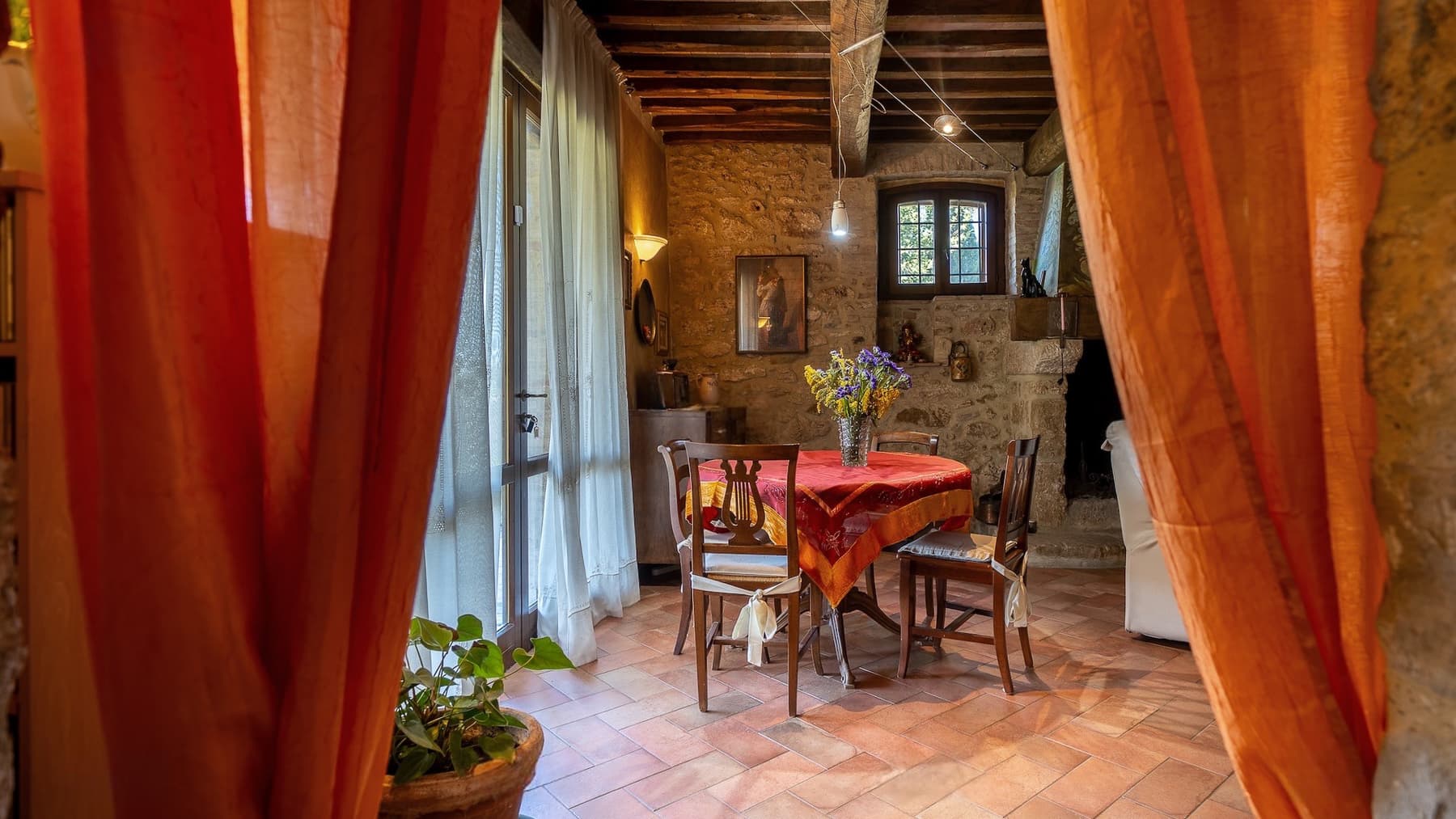 Casale ristrutturato con piscina e uliveto a Todi, Umbria