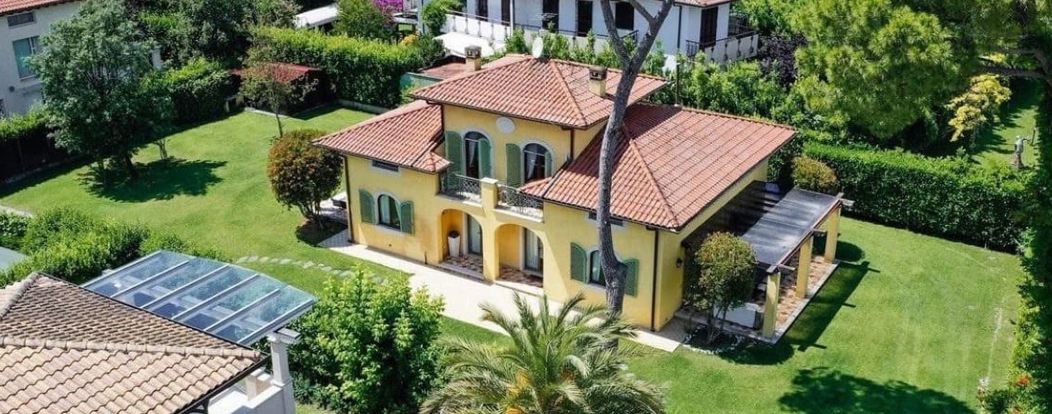Villa singola a Forte dei Marmi con ampio giardino