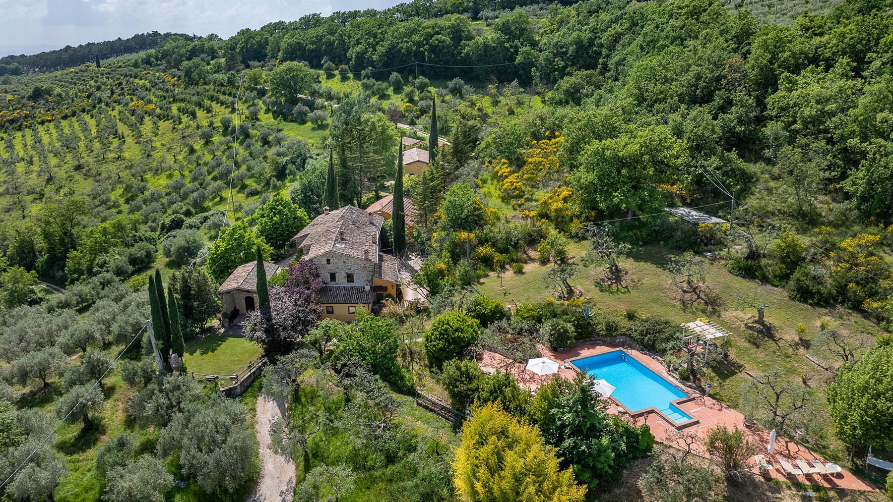 Tenuta-Complesso storico con piscina ad Assisi, Umbria