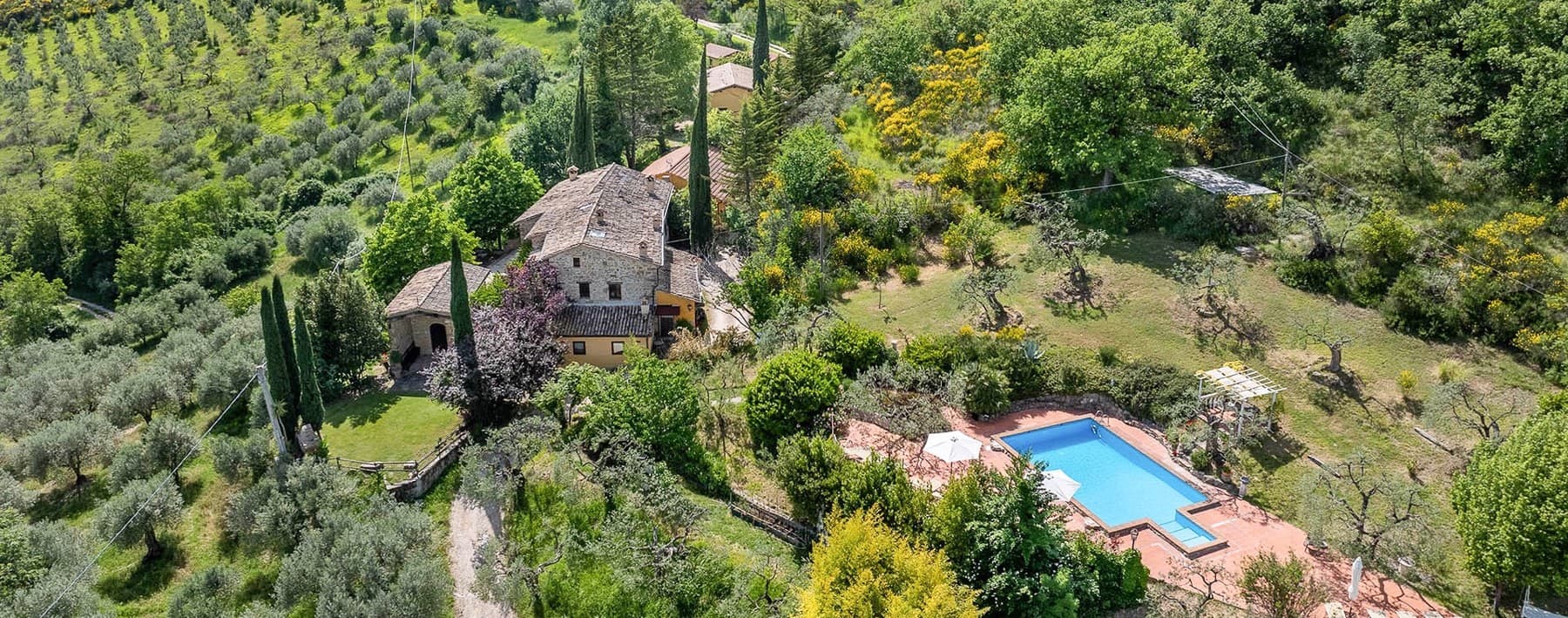 Tenuta-Complesso storico con piscina ad Assisi, Umbria