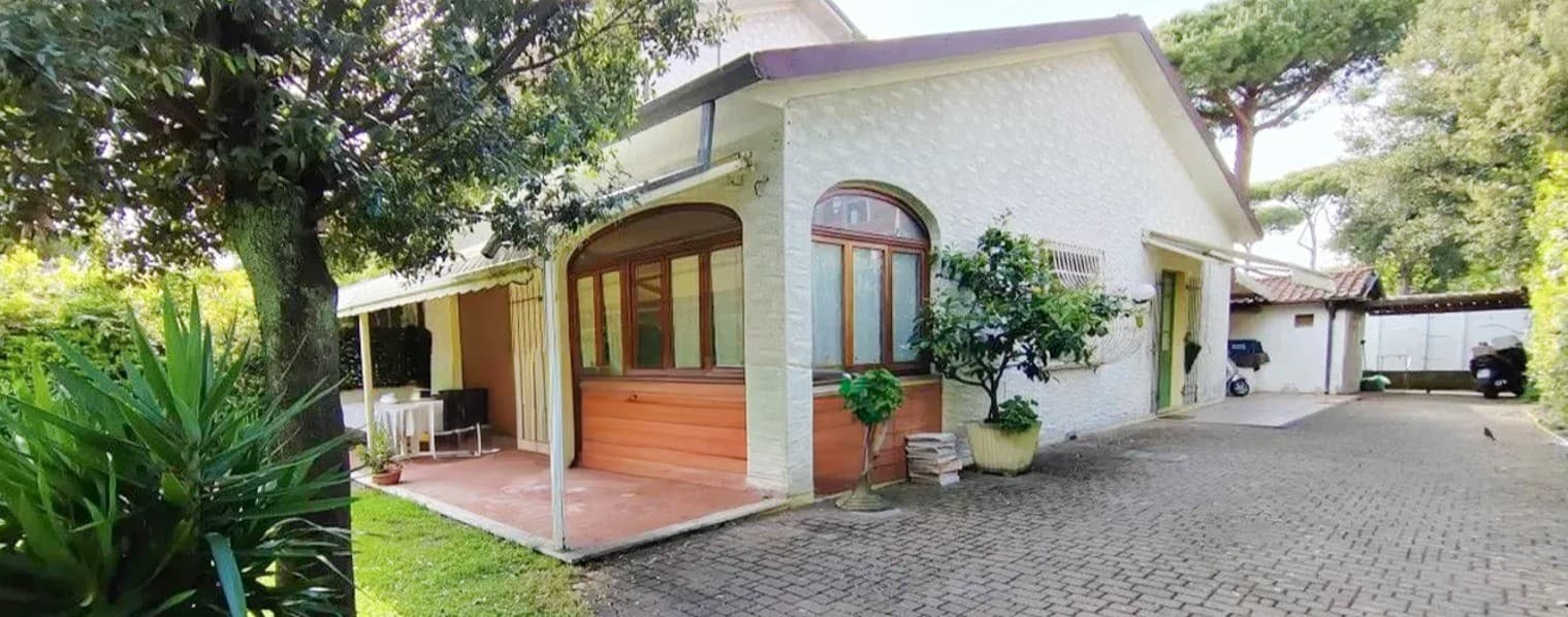 Villa a Forte dei Marmi, vicino al mare e servizi