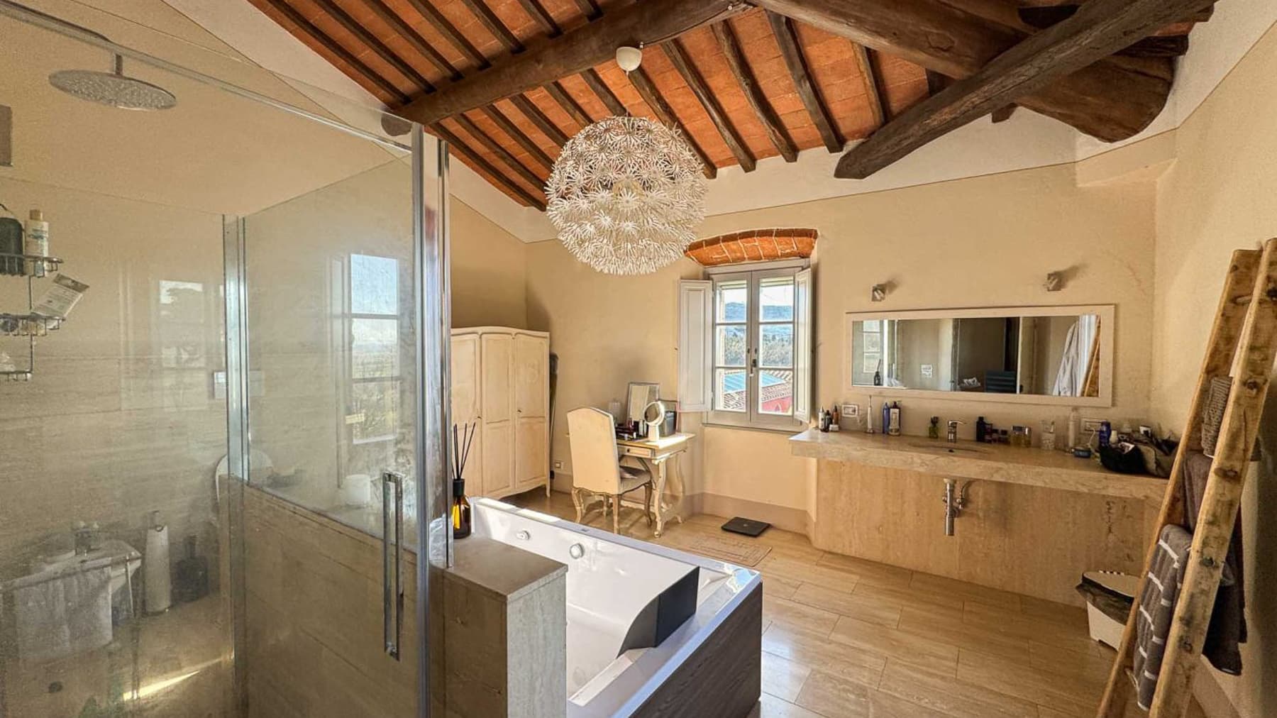 Villa di 367 m² tra gli ulivi in Toscana, vicino Cortona