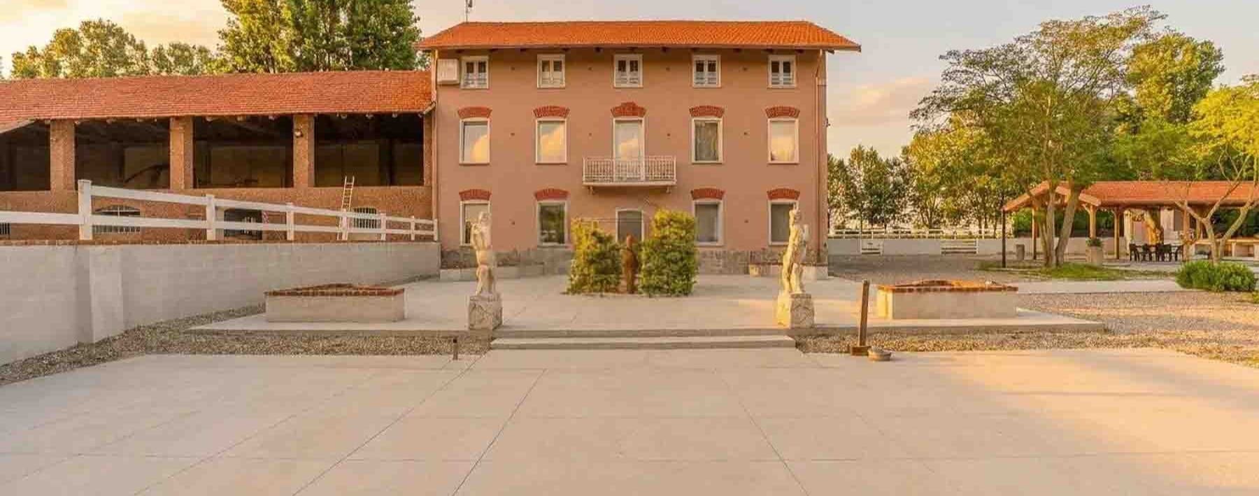 Casa indipendente con scuderia a Poirino, 15.000 m²