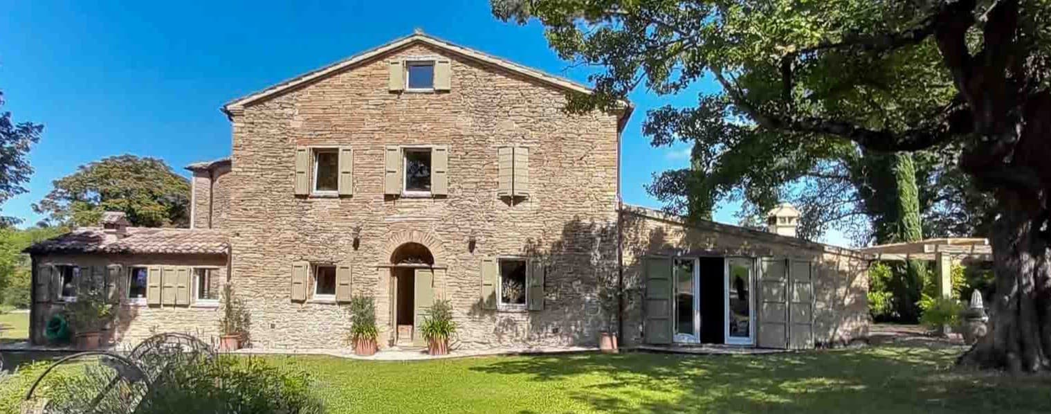 Casale storico ad Apiro con piscina e parco privato