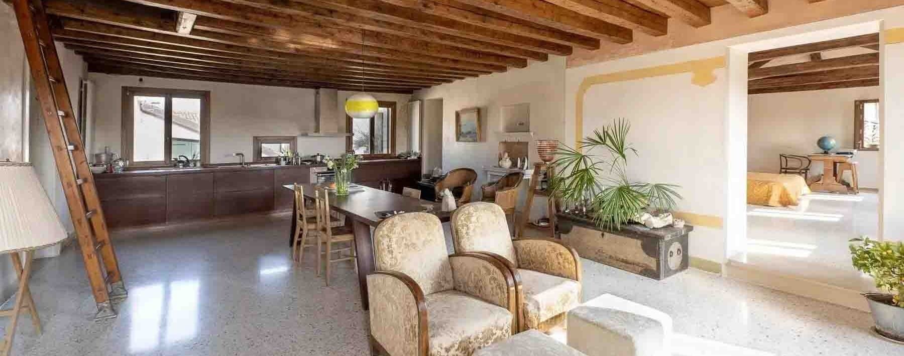 Attico ristrutturato con vista canale a Venezia