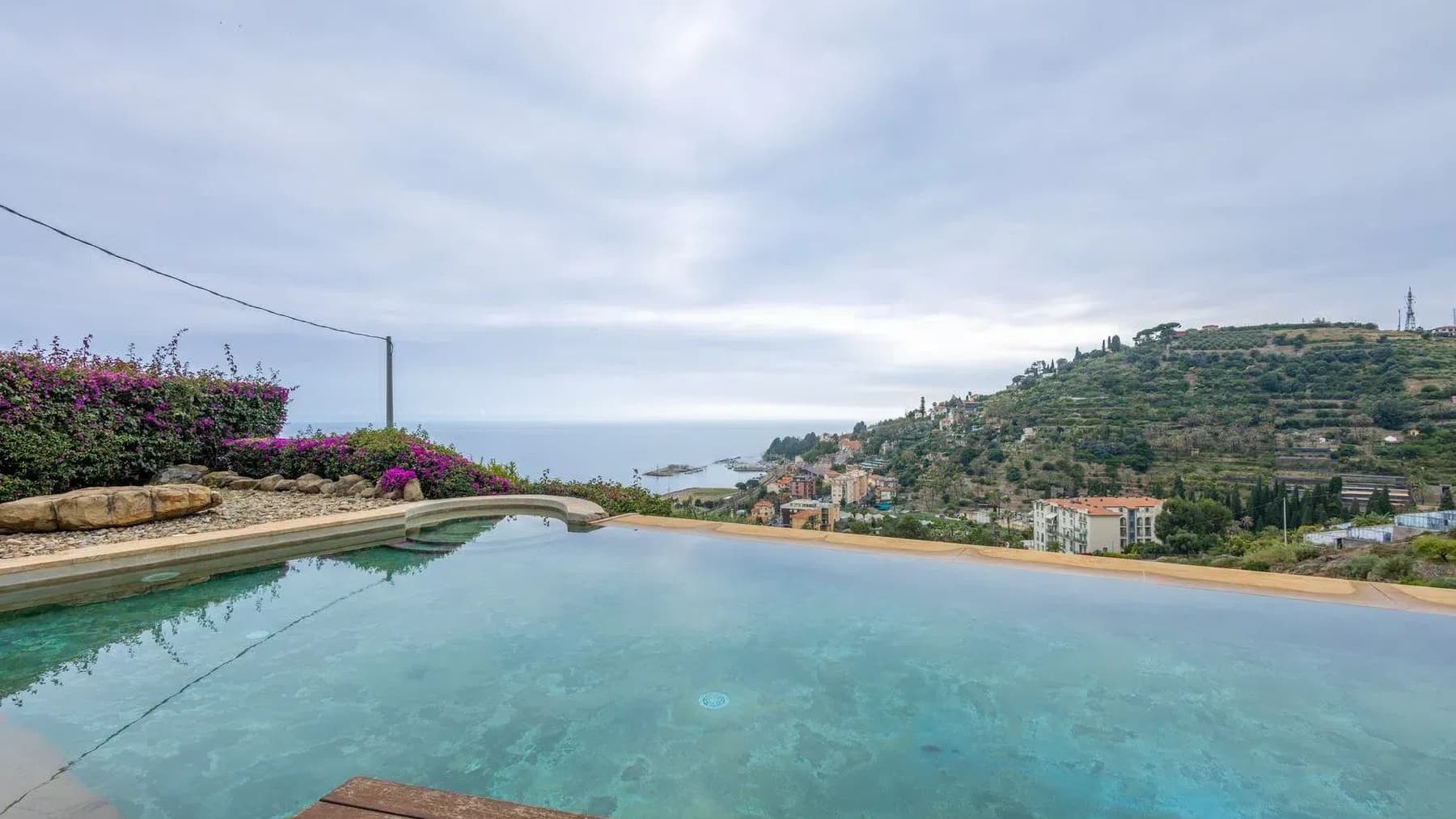 Villa esclusiva a Bordighera con vista mare e piscina