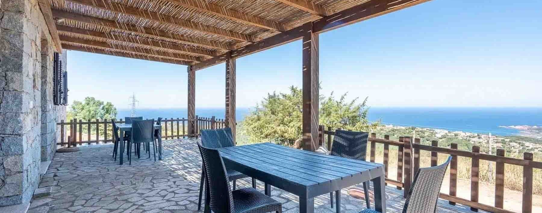 Casale con Piscina e Vista Mare in Sardegna