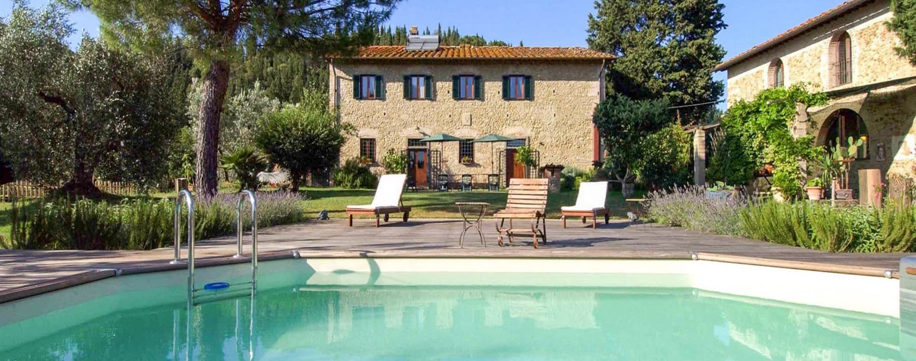Colonica in pietra nella campagna di Montespertoli, Toscana