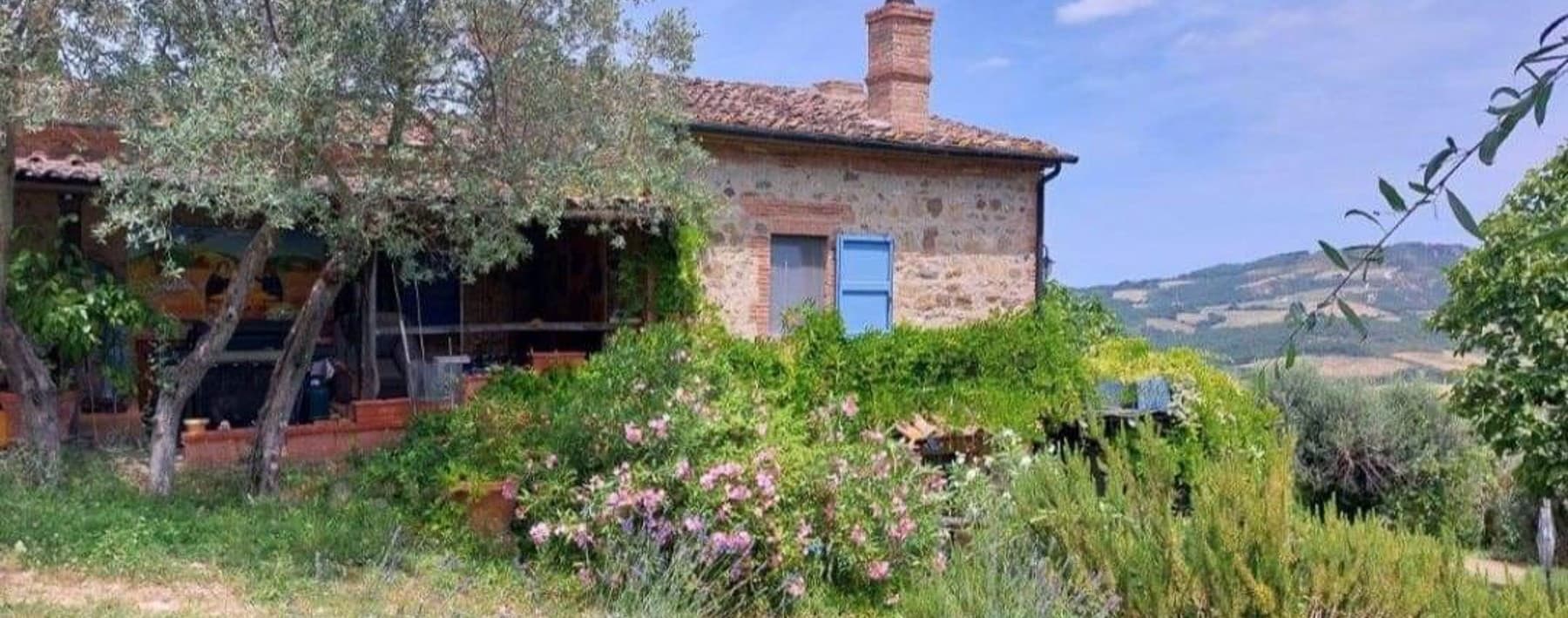 Casale panoramico nella campagna toscana, Radicondoli