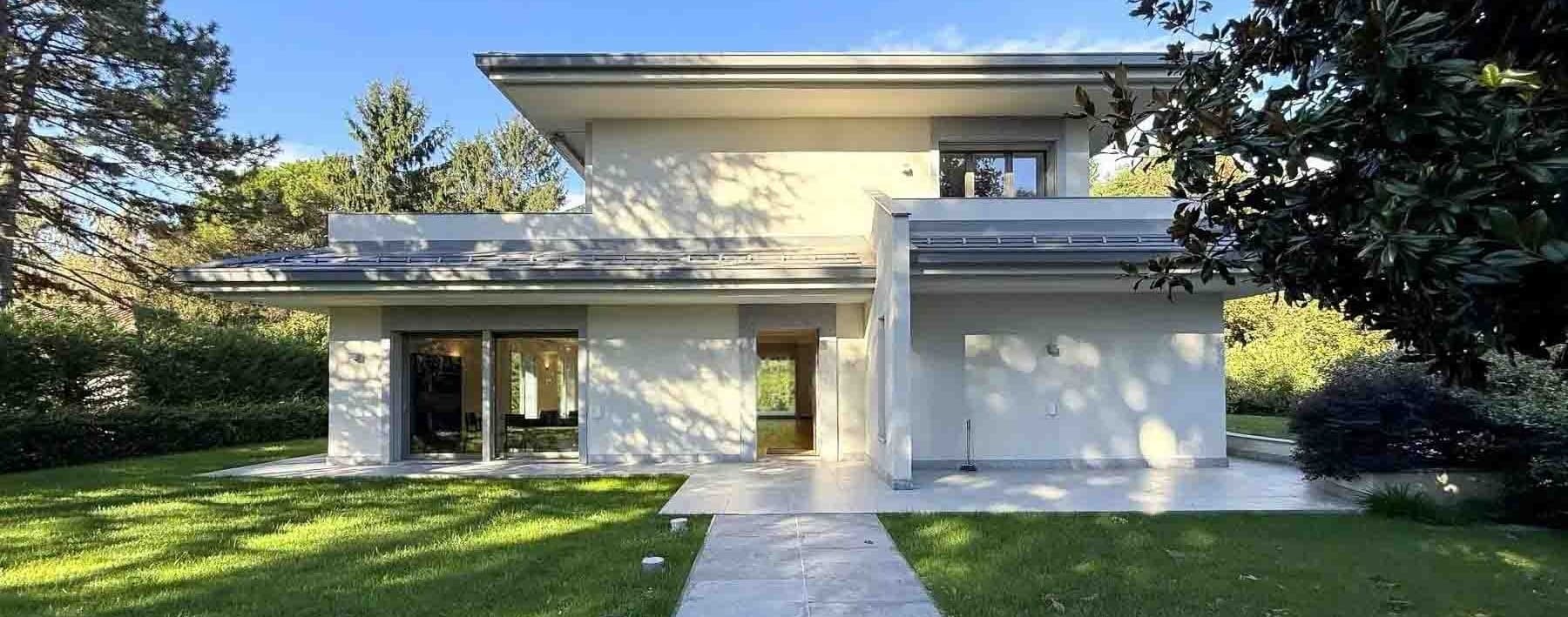 Villa esclusiva a Casatenovo, 660 mq di lusso e privacy