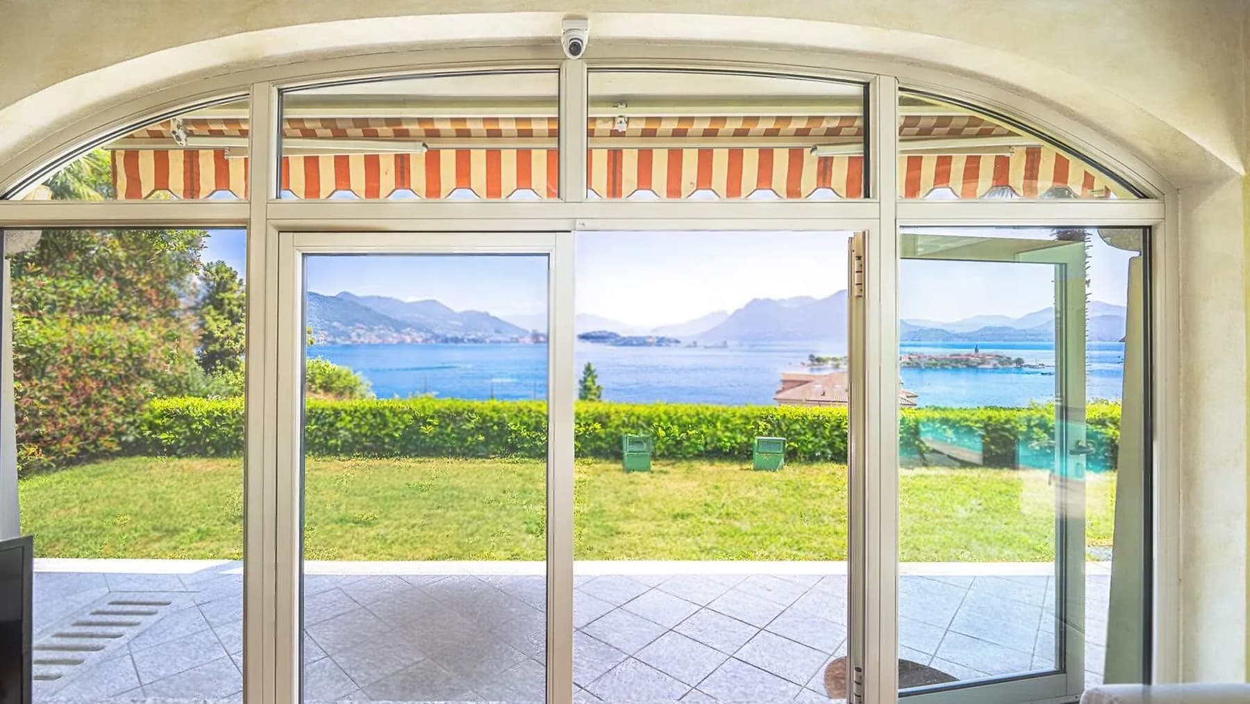 Villa con Piscina e Vista Lago Maggiore a Baveno