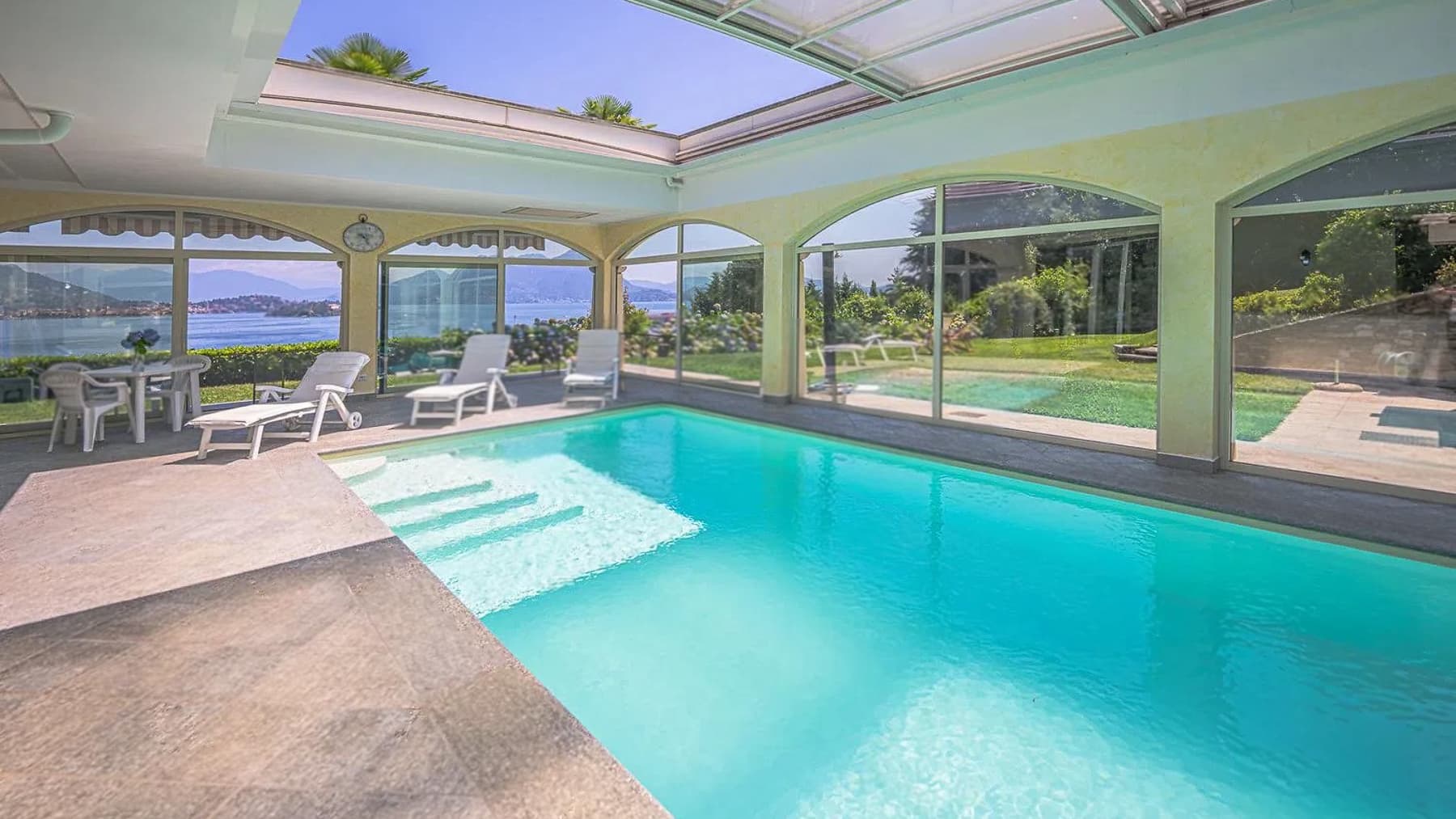 Villa con Piscina e Vista Lago Maggiore a Baveno