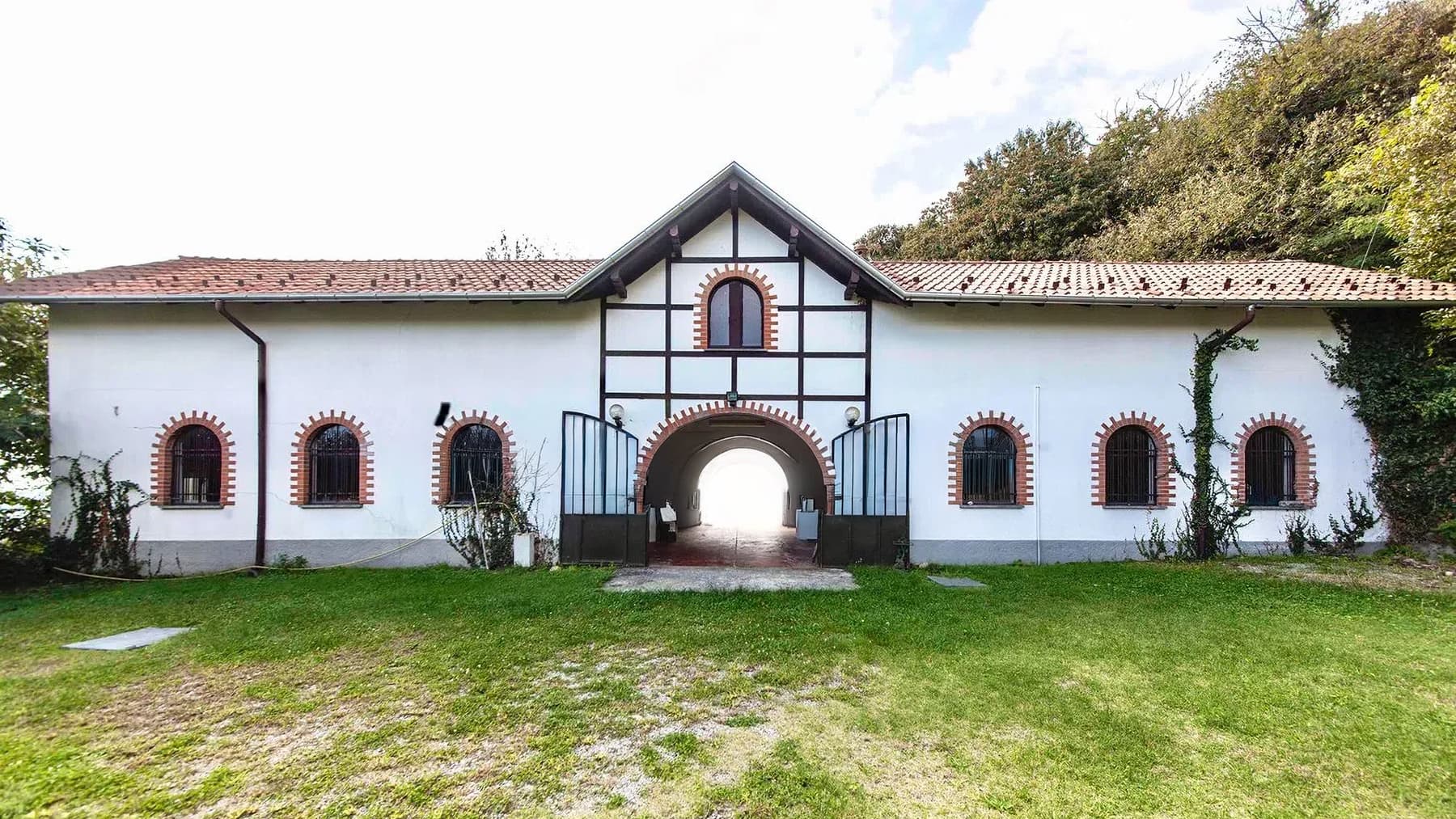 Villa Tudor con Parco sul Lago Maggiore a Dagnente