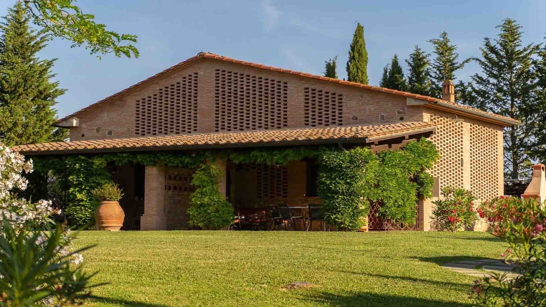 Casale con parco privato tra le colline di Peccioli, Toscana