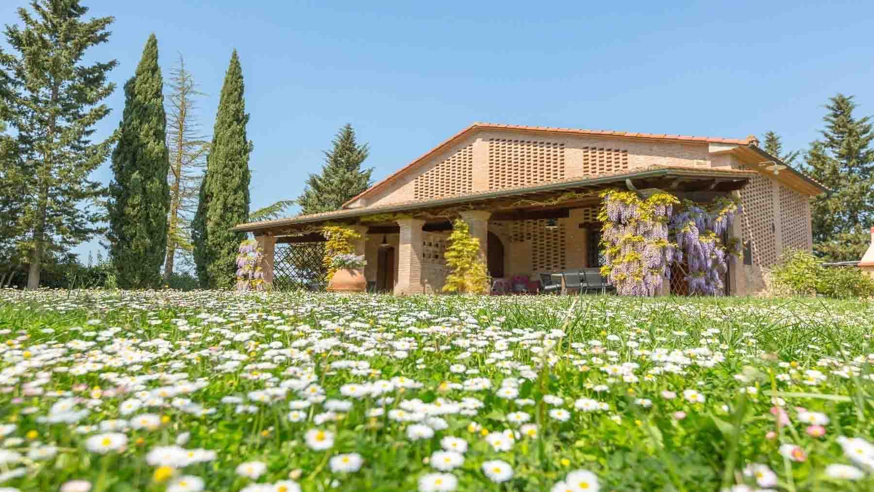 Casale con parco privato tra le colline di Peccioli, Toscana