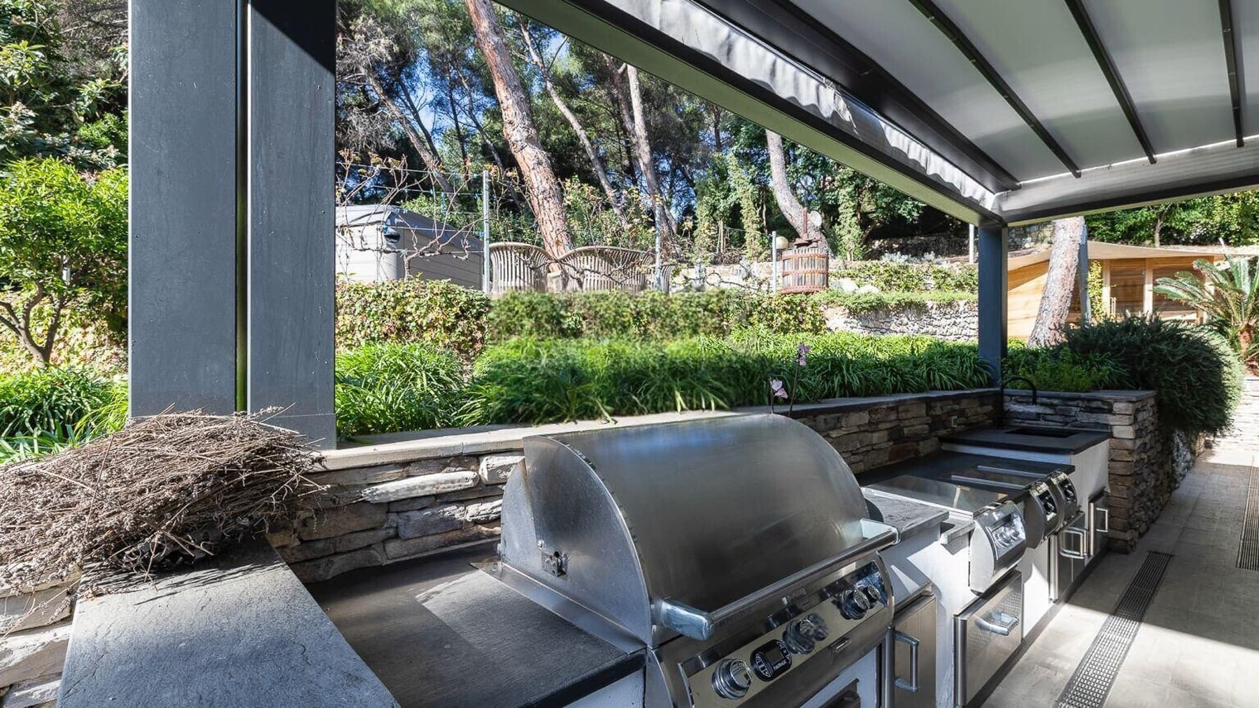 Villa contemporanea ad Andora, oasi di comfort e design