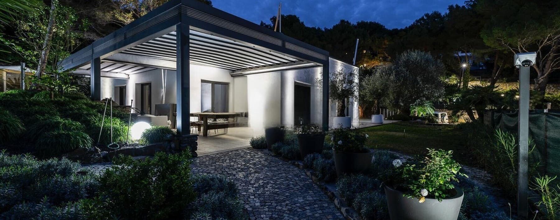 Villa contemporanea ad Andora, oasi di comfort e design