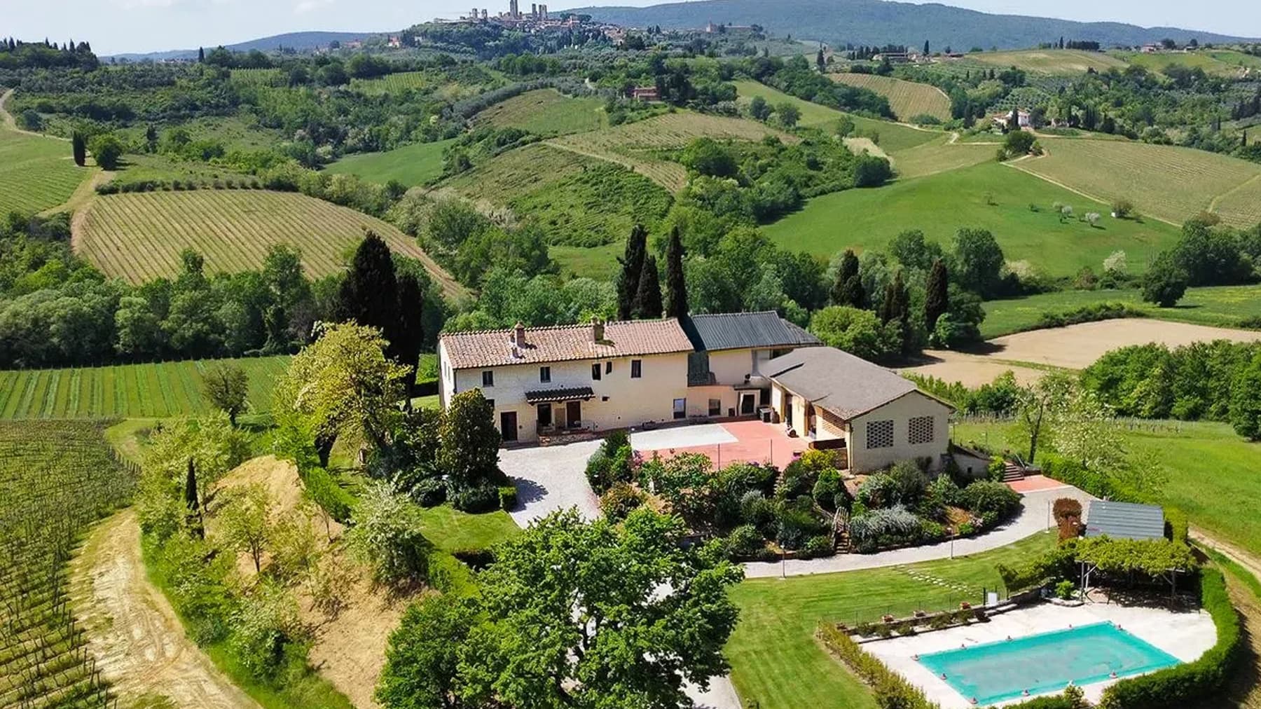Casale con Piscina e Vigneti a San Gimignano, Toscana