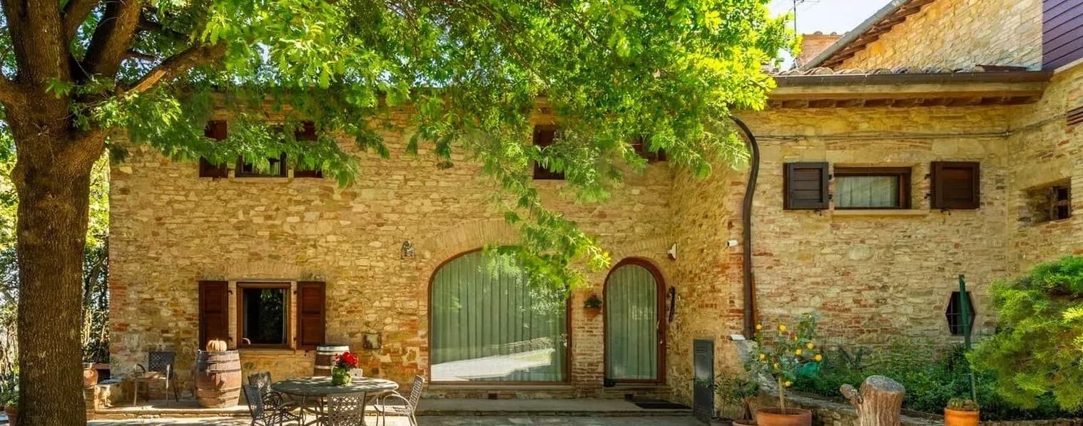 Tenuta-Complesso con Vista Panoramica a Gambassi Terme