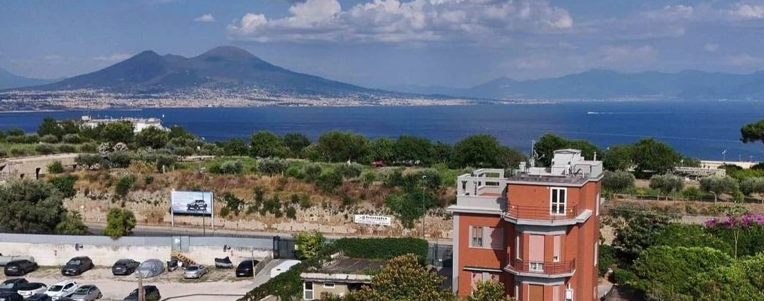 Villa panoramica con ampio giardino a Napoli