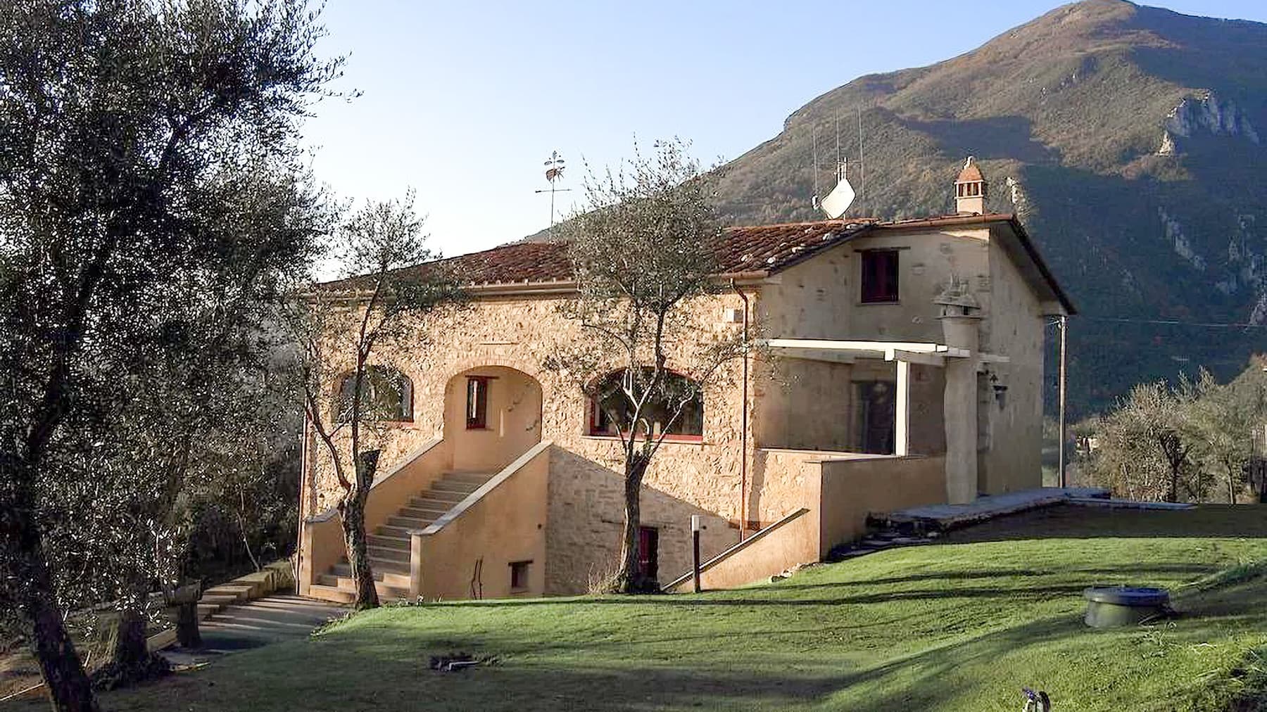 Casale in Toscana a Camaiore con vista Versilia