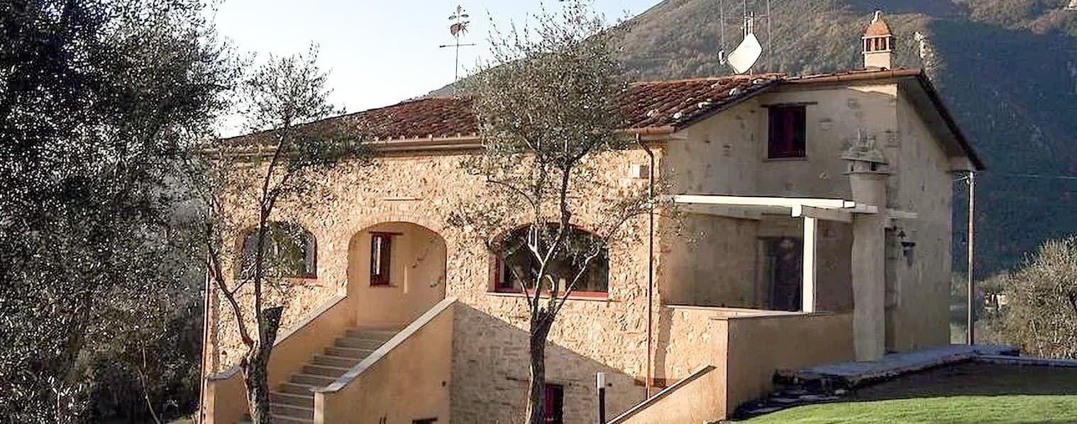 Casale in Toscana a Camaiore con vista Versilia