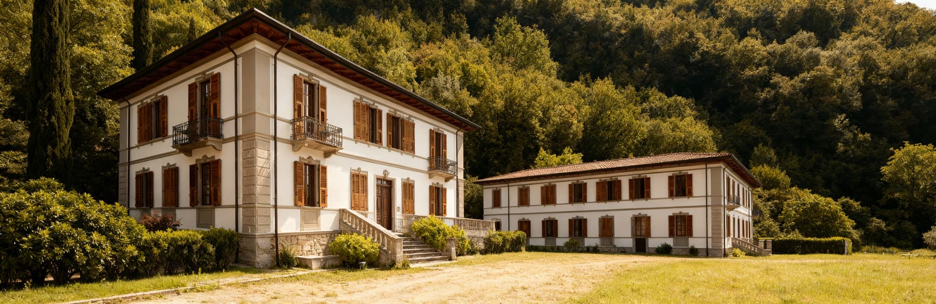 Villa di lusso a Torino con eleganti dettagli architettonici, circondata da un panorama verdeggiante e suggestivo.