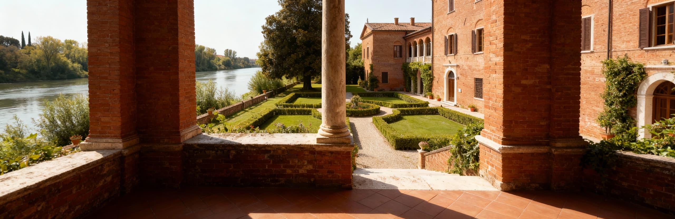Villa storica di lusso a Ferrara, affacciata sul fiume Po, circondata da verde e con facciate in mattoni. Atmosfera esclusiva.