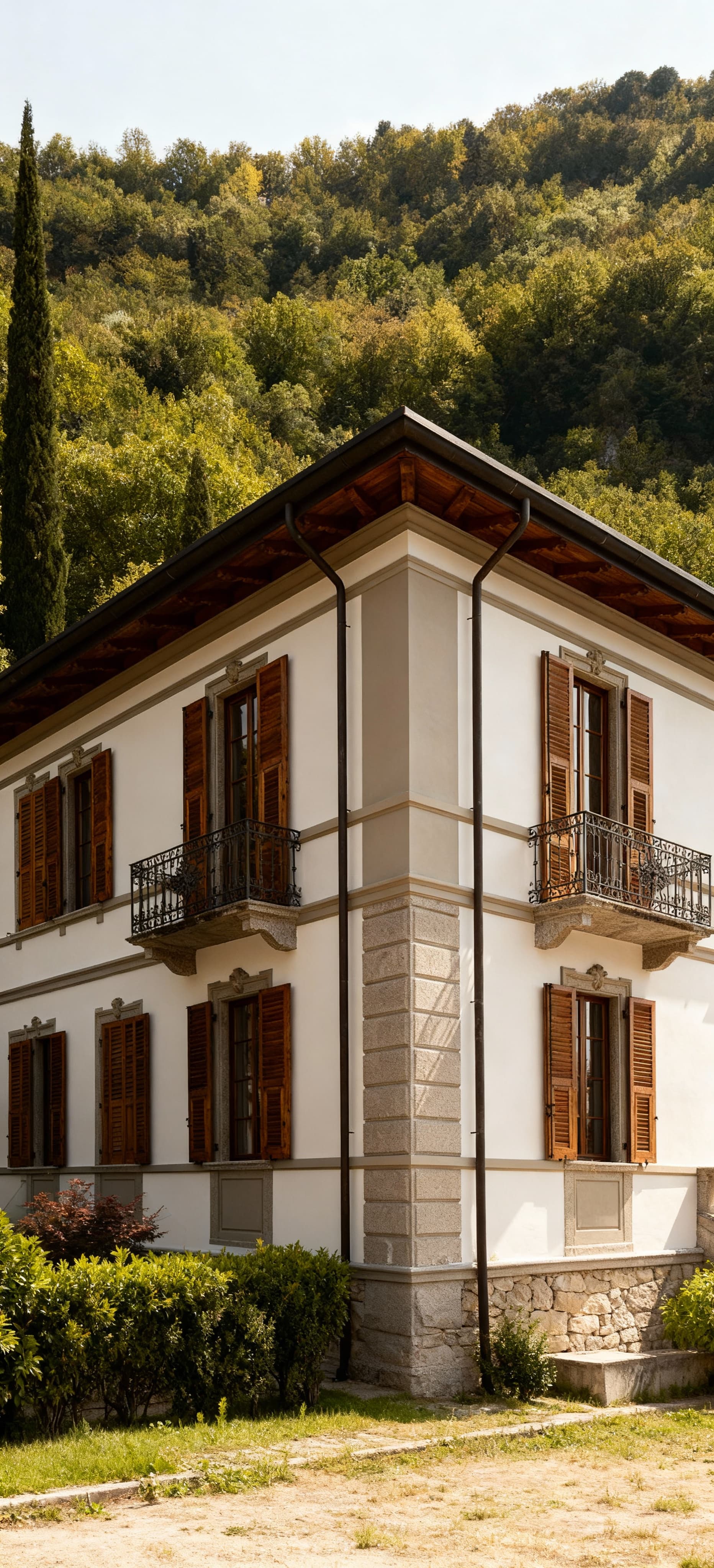 Villa di lusso a Torino con eleganti dettagli architettonici, circondata da un panorama verdeggiante e suggestivo.