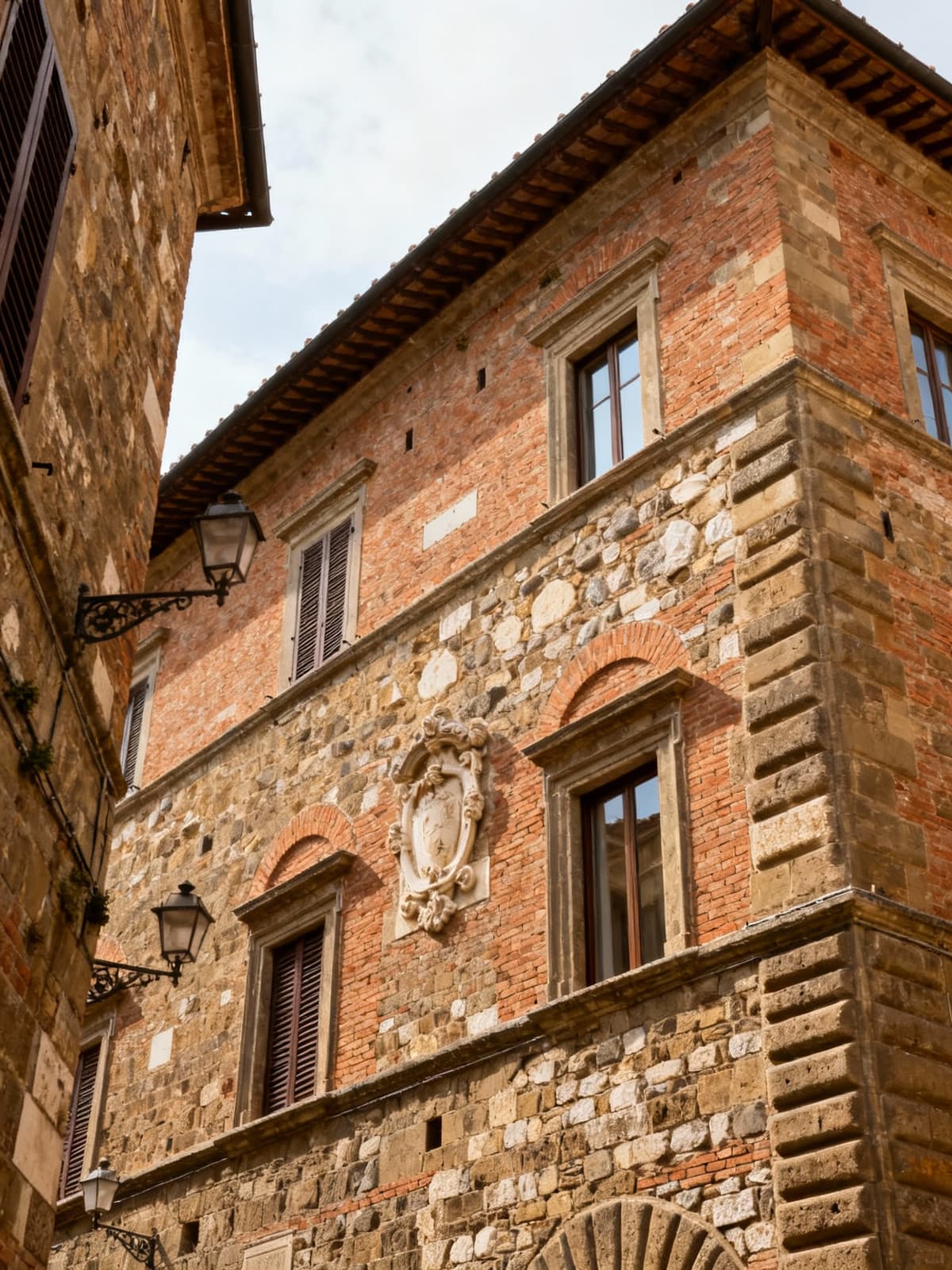 Historical buildings and prestigious residences in Tuscany, showcasing exquisite architecture and authentic local materials.